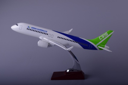 Самолет пассажирский COMAC модель самолета